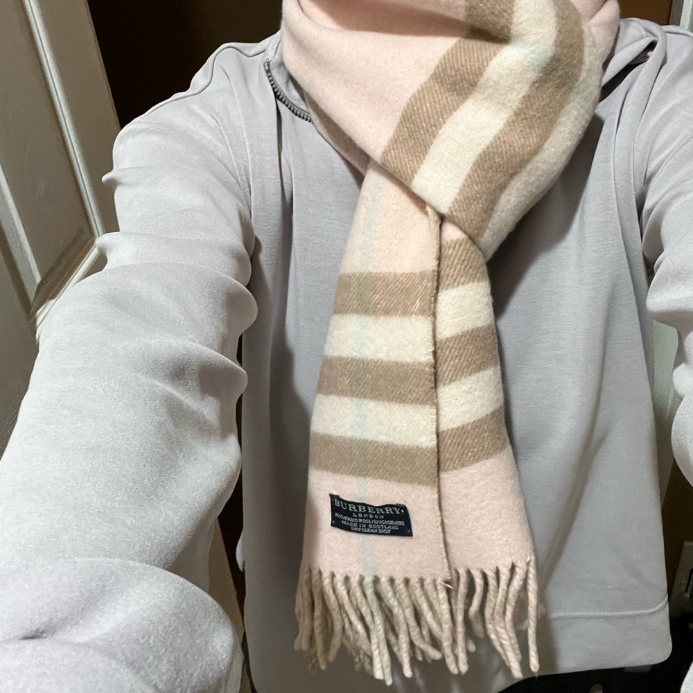 Burberry wool and Cashmere Authentic scarf. Pink, Beige, cream and light blue